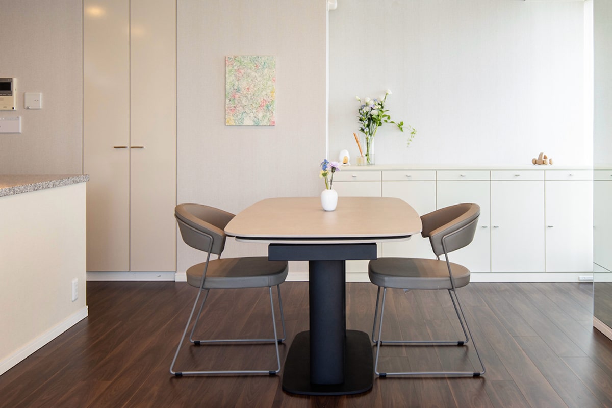 06_プチリフォームで叶えるシンプルを極めたリビング_eyechatch-min